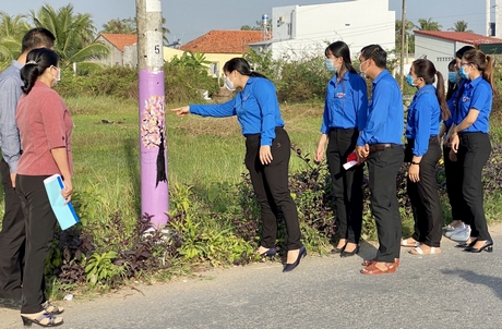 Công trình “Cột điện nở hoa” góp phần tạo mỹ quan sáng, đẹp cho địa phương