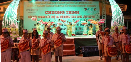 Biểu diễn trống kèn, múa hát chào mừng thành công Đại hội Đại biểu toàn quốc lần thứ XIII của Đảng.