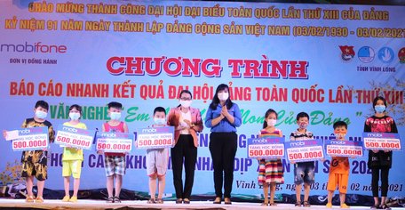 Trao học bổng học sinh có hoàn cảnh khó khăn.