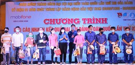 Trao quà Tết cho thanh niên công nhân