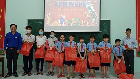 Trao quà cho các em học sinh nghèo vượt khó học giỏi.