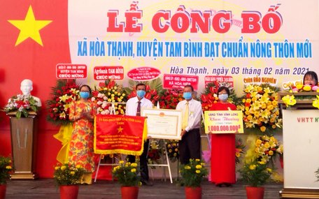  Bà Nguyễn Thị Quyên Thanh- Phó Chủ tịch UBND tỉnh trao cờ thi đua, bằng công nhận đạt chuẩn NTM và khen thưởng công trình phúc lợi trị giá 1 tỷ đồng đồng cho xã Hoà Thạnh.