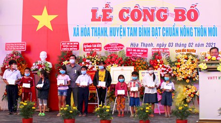 Ông Hồ Văn Huân- Chủ tịch Uỷ ban MTTQ Việt Nam tỉnh Vĩnh Long trao học bổng cho học sinh vượt khó.
