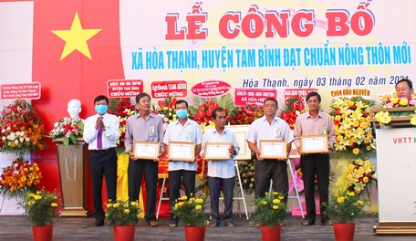 Ông Nguyễn Quốc Thái- Chủ tịch UBND huyện Tam Bình tặng giấy khen cho các cá nhân xuất sắc.