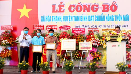 Ông Lê Tiến Dũng- Bí thư Huyện uỷ Tam Bình trao giấy khen của Chủ tịch UBND huyện cho các tập thể xuất sắc.