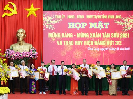 Đồng chí Bùi Văn Nghiêm- Ủy viên BCH Trung ương Đảng, Phó Bí thư Thường trực Tỉnh ủy và đồng chí Lữ Quang Ngời- Phó Bí thư Tỉnh ủy, chủ tịch UBND tỉnh trao Huân chương Lao động hạng Ba cho 10 cá nhân.