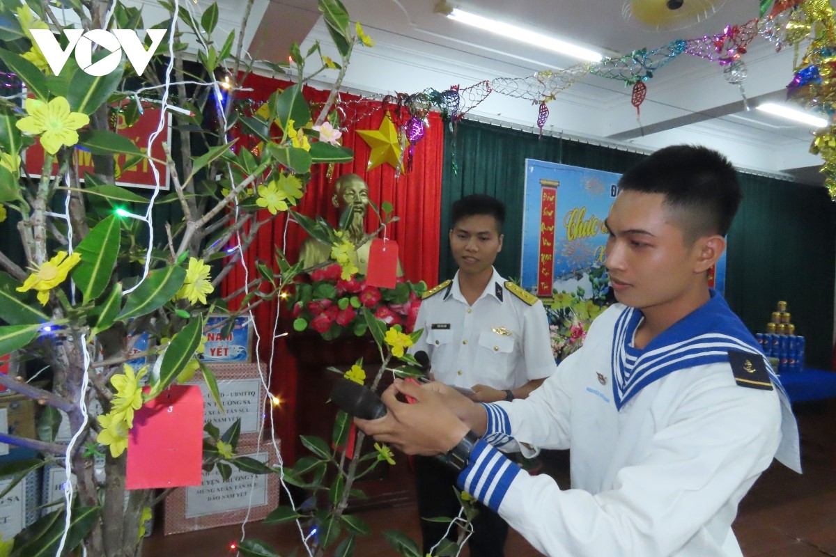 Hái hoa dân chủ trên đảo Nam Yết đêm giao thừa.