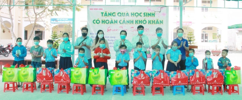  Đây là lần thứ 2 Báo Vĩnh Long trao quà cho các em học sinh khó khăn ở xã Trung An.