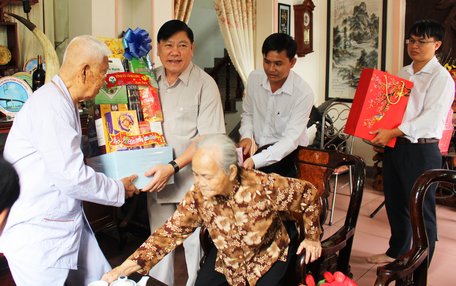 Bí thư Tỉnh ủy- Trần Văn Rón thăm, chúc tết đồng chí Trịnh Văn Lâu