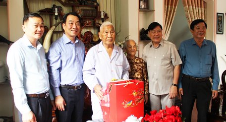  Bí thư Tỉnh ủy- Trần Văn Rón cùng các đồng chí lãnh đạo Tỉnh ủy- HĐND- UBND- UBMTTQ Việt Nam tỉnh Vĩnh Long đến chúc tết và trao các phần quà tết của đồng chí Võ Văn Thưởng, đồng chí Đặng Thị Ngọc Thịnh đến đồng chí Trịnh Văn Lâu