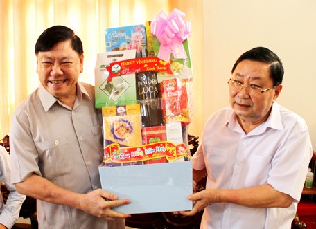 Bí thư Tỉnh ủy- Trần Văn Rón chúc tết, tặng quà đồng chí Trương Văn Sáu