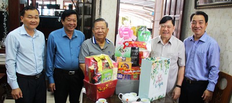 Bí thư Tỉnh ủy- Trần Văn Rón trao các phần quà tết của Tỉnh ủy, quà tết của đồng chí Võ Văn Thưởng và đồng chí Đặng Thị Ngọc Thịnh đến đồng chí Nguyễn Văn Quân