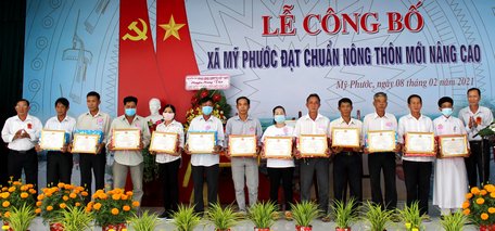 Ông Trương Văn Gạo- Phó Chủ tịch Thường trực HĐND huyện (trái) và ông Lê Thành Phương- Phó Chủ tịch Thường trực UBND huyện (phải) trao giấy khen và quà biểu trưng của Chủ tịch UBND huyện cho các cá nhân xuất sắc.