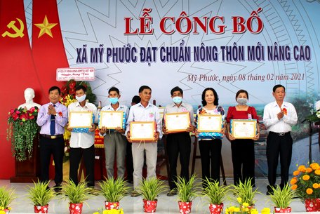 Ông Nguyễn Văn Diên- Chủ tịch UBND huyện (trái) và ông Nguyễn Chí Quyết- Phó Chủ tịch UBND huyện (phải) trao giấy khen và quà biểu trưng của Chủ tịch UBND huyện cho các cá nhân xuất sắc.