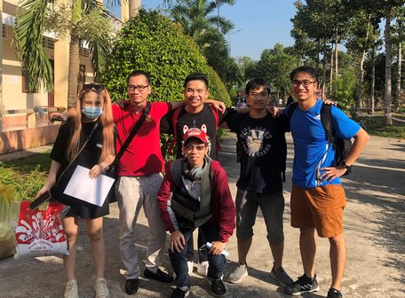 Sáng 8/2, TS. BS Hồ Thị Thu Hằng- Phó giám đốc Sở Y tế tỉnh trao giấy chứng nhận hoàn thành thời gian cách ly đối với 149 người trở về từ Singapore.