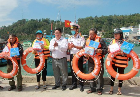 Những phần quà tết mang giá trị tinh thần, là động lực để ngư dân vươn khơi bám biển.