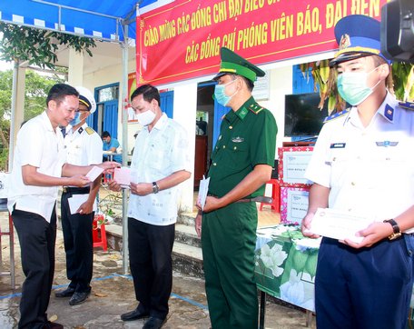 Đồng chí Nguyễn Hiếu Nghĩa- Ủy viên Ban Thường vụ Tỉnh ủy, Trưởng Ban Tuyên giáo Tỉnh ủy Vĩnh Long- chúc tết, tặng quà cho chính quyền địa phương và các đơn vị đóng quân trên đảo Thổ Chu.