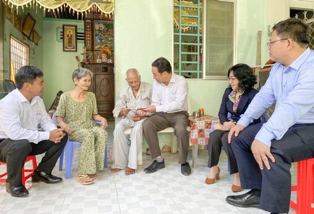 Phó Bí thư Tỉnh ủy, Chủ tịch UBND tỉnh Vĩnh Long Lữ Quang Ngời cùng lãnh đạo ban ngành tỉnh và lãnh đạo TX Bình Minh đến thăm, chúc tết, tặng quà gia đình ông Mai Văn Bảy ở xã Đông Thành.