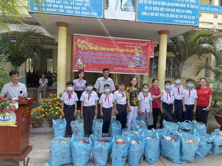 Nhóm Thiện nguyện Trang Lê trao 16 suất học bổng cho các em học sinh vượt khó học giỏi.