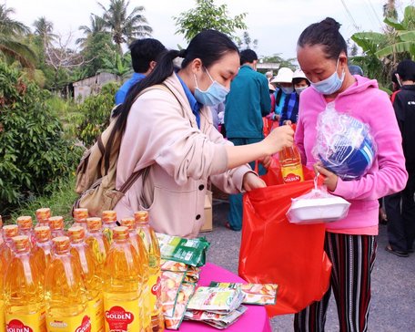 “Phiên chợ 0 đồng” sẻ chia với người nghèo.