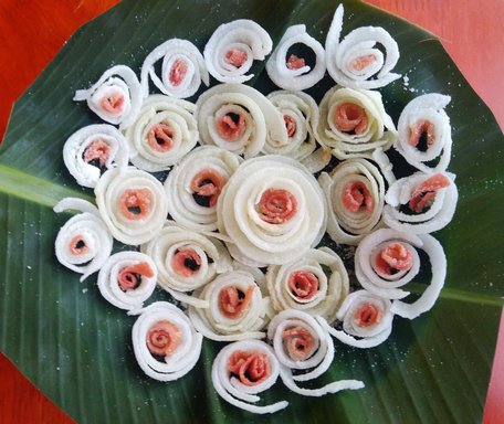 Mứt dừa do các bạn sinh viên nước ngoài làm.