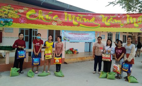 Đoàn trường- Hội Sinh viên Trường ĐH Cửu Lopng tặng quà tết cho các phòng. Trước đó, sinh viên được lì xì và hỗ trợ tiền tết.
