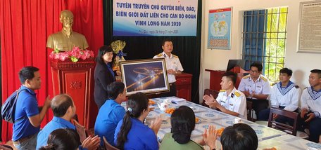 Gắn kết tình quân dân với chương trình “Xuân biên giới- Tết hải đảo” do Tỉnh Đoàn tổ chức mỗi mùa tết đến, xuân về.