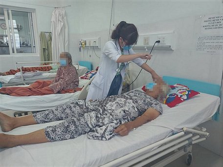 BN điều trị đột quỵ tại đơn vị Đột quỵ- Khoa Nội tim mạch- Lão khoa thuộc Bệnh viện Đa khoa tỉnh Vĩnh Long.