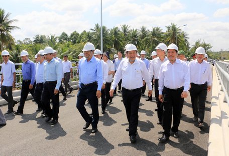 Nhiệm vụ năm 2021 của tỉnh là tập trung huy động mọi nguồn lực, khai thác hiệu quả tiềm năng, thế mạnh của tỉnh cho phát triển và chuyển dịch cơ cấu kinh tế. Trong ảnh: Phó Thủ tướng Trương Hòa Bình và lãnh đạo tỉnh khảo sát công trình tại huyện Vũng Liêm.