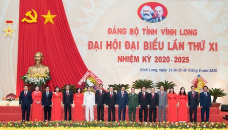 Đoàn đại biểu dự Đại hội lần thứ XIII của Đảng ra mắt trước Đại hội Đảng bộ tỉnh lần thứ XI.  Ảnh: TL