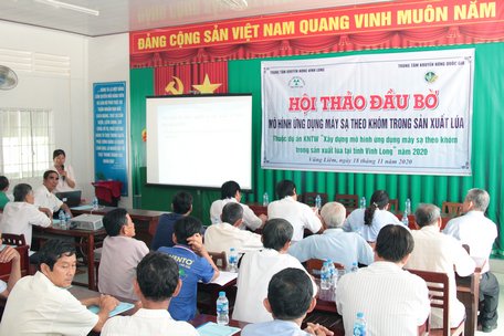 Trung tâm Khuyến nông tỉnh Vĩnh Long tổ chức hội thảo đầu bờ nhằm đánh giá hiệu quả mô hình sản xuất lúa thâm canh và ứng dụng cơ giới hóa trong khâu gieo sạ lúa theo khóm qua 2 vụ tại xã Trung Nghĩa.