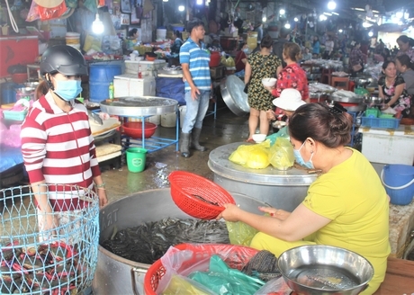 Cá kèo giá 120.000đ/kg nhưng khá hút khách.