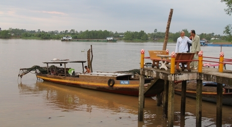 Bến sông trước miếu Bà Thủy Nam cung (thị trấn Trà Ôn).