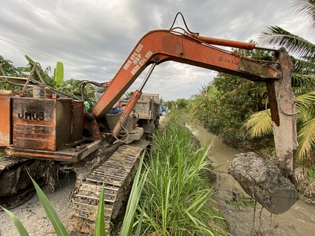 Công tác thủy lợi nội đồng ở Trà Ôn (ảnh chụp trên đường liên ấp Cây Điệp- Đục Dông).