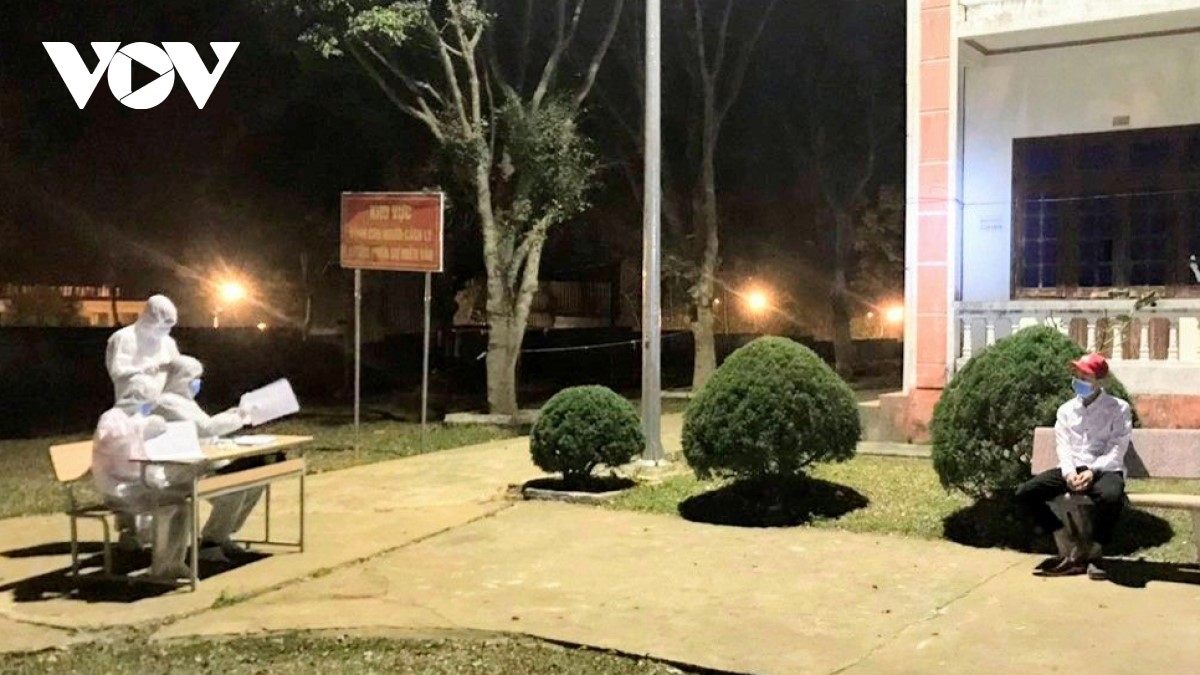 Lực lượng chức năng lấy thông tin của Lò Văn Hải tại cơ sở cách ly Trường quân sự tỉnh Lai Châu