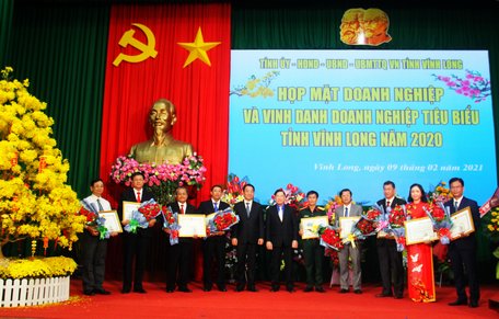 Chủ tịch UBND tỉnh đã ký quyết định công nhận 18 doanh nghiệp tiêu biểu năm 2020.