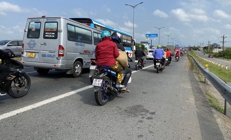 Người lao động các tỉnh thành ĐBSCL trở lại TP Hồ Chí Minh, Bình Dương, Đồng Nai sau kỳ nghỉ tết Tân Sửu 2021 (ảnh chụp Mùng 6 tết).