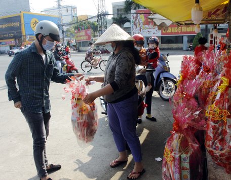 Nhiều tiểu thương cho hay, sức mua hàng tết năm nay giảm hơn so với năm trước.