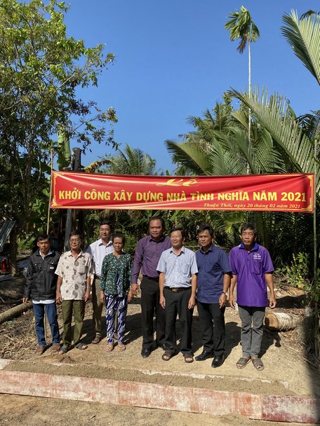 Khởi công xây dựng nhà tình nghĩa cho gia đình bà Lê Thị Phiến (ấp Ông Lãnh, xã Thuận Thới) là con liệt sĩ đang có hoàn cảnh khó khăn về nhà ở.