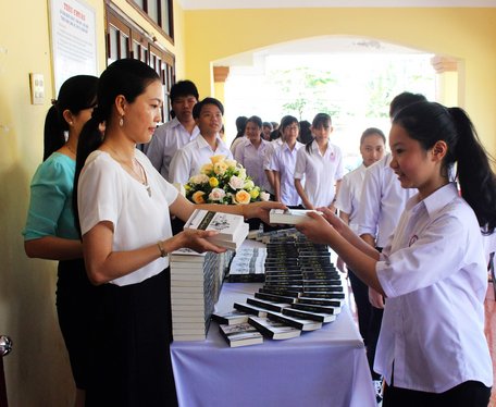 Tặng sách trở thành món quà lì xì ý nghĩa trong năm mới.