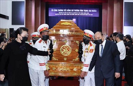 Thủ tướng Nguyễn Xuân Phúc, Chủ tịch Quốc hội Nguyễn Thị Kim Ngân di quan đồng chí Trương Vĩnh Trọng. Ảnh: Thống Nhất/TTXVN