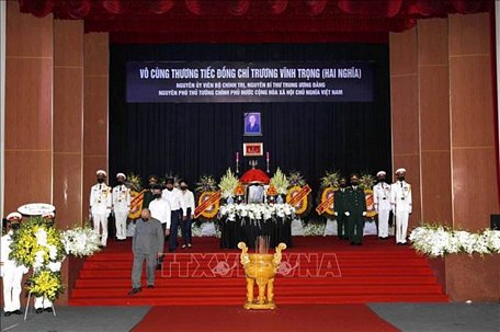  Đông đảo người dân trong và ngoài tỉnh Bến Tre đến thắp hương tiễn biệt đồng chí Trương Vĩnh Trọng về nơi an nghỉ cuối cùng. Ảnh: Thanh Vũ/TTXVN