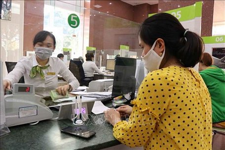 Khách hàng giao dịch tại Ngân hàng Vietcombank chi nhánh Bắc Ninh. Ảnh: Thái Hùng/TTXVN