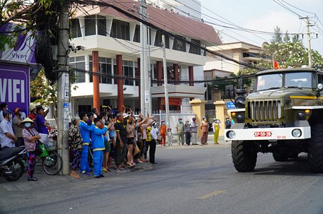  Người dân tại TP Bến Tre, tỉnh Bến Tre đứng hai bên đường tiễn đưa nguyên Phó thủ tướng về nơi an nghỉ - Ảnh: MẬU TRƯỜNG