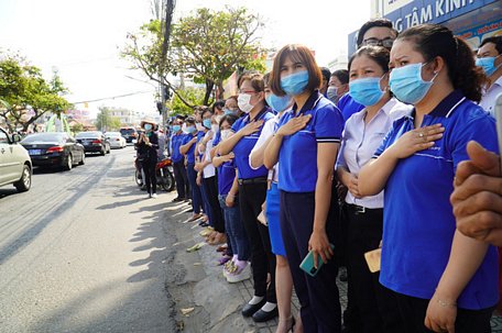  Nhân viên công sở còn nguyên đồng phục trên người cũng tạm ngưng công việc, đứng hai bên đường tiễn đưa nguyên Phó thủ tướng Trương Vĩnh Trọng - Ảnh: MẬU TRƯỜNG