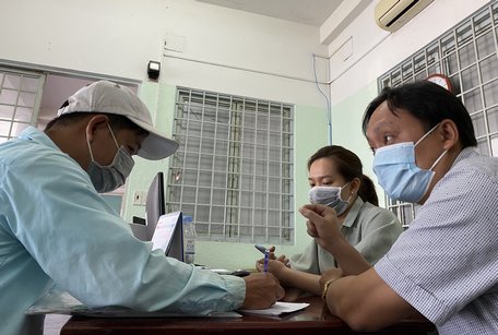 Người lao động (bìa trái) có nhu cầu tìm việc và được trung tâm hỗ trợ tư vấn, giới thiệu việc làm mới.