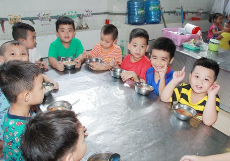 Trẻ mầm non được tổ chức nhiều hoạt động để bé vui, cao khỏe bên cạnh bữa ăn dinh dưỡng hợp lý.
