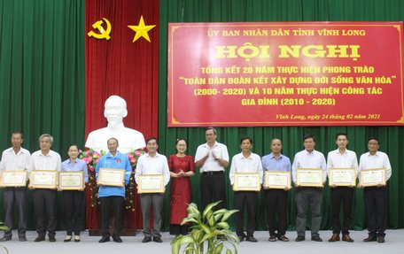 Những tập thể, cá nhân được UBND tỉnh biểu dương về thành tích xuất sắc trong phong trào “Toàn dân đoàn kết xây dựng đời sống văn hóa”.