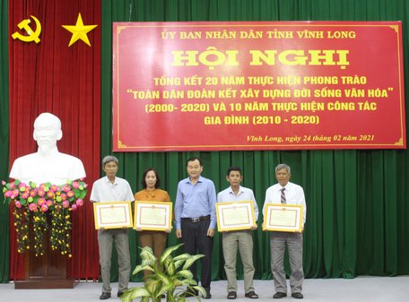 Ông Nguyễn Minh Dũng- Ủy viên Thường vụ Tỉnh ủy, Phó Chủ tịch Thường trực HĐND tỉnh trao bằng khen của Bộ Văn hóa, Thể thao và Du lịch cho các tập thể, cá nhân có nhiều thành tích trong phong trào “Toàn dân đoàn kết xây dựng đời sống văn hóa”.