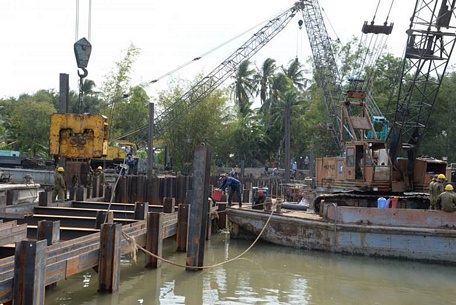  Tiền Giang thi công đập thép trên kênh Nguyễn Tấn Thành bảo vệ cây ăn trái.